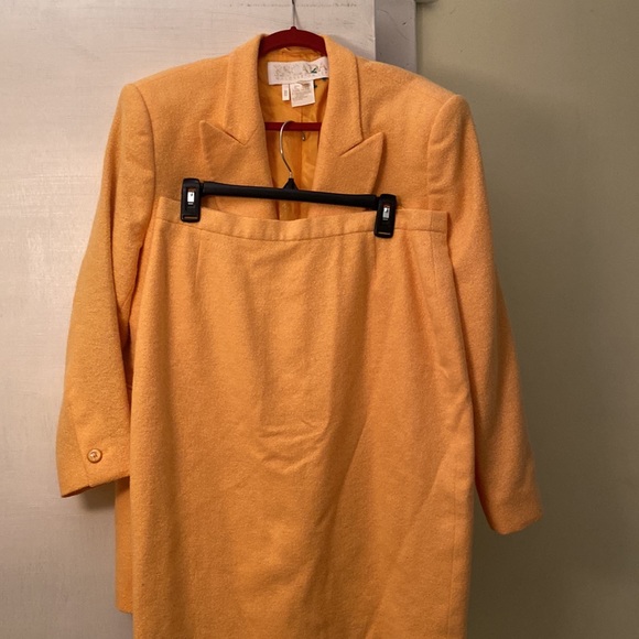 Escada New Virgin Wool Angora Wool Logo Lining Jacket Has a Matching Skirt - Picture 6 of 16